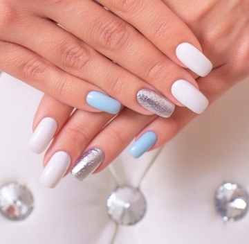 Creative metallic manicure